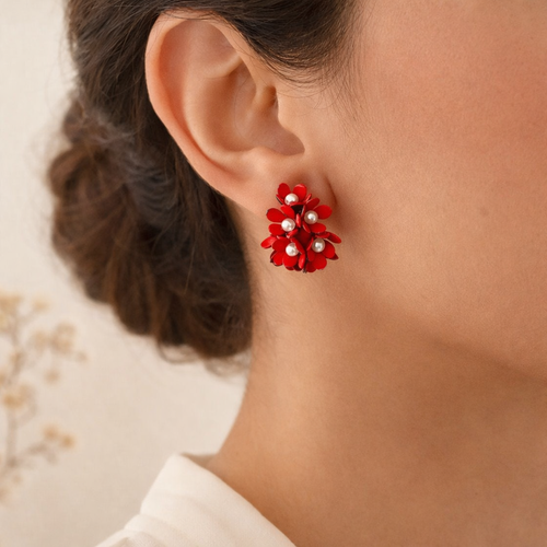 Boucles d’oreilles clous fleur rouge femme avec perles dorées