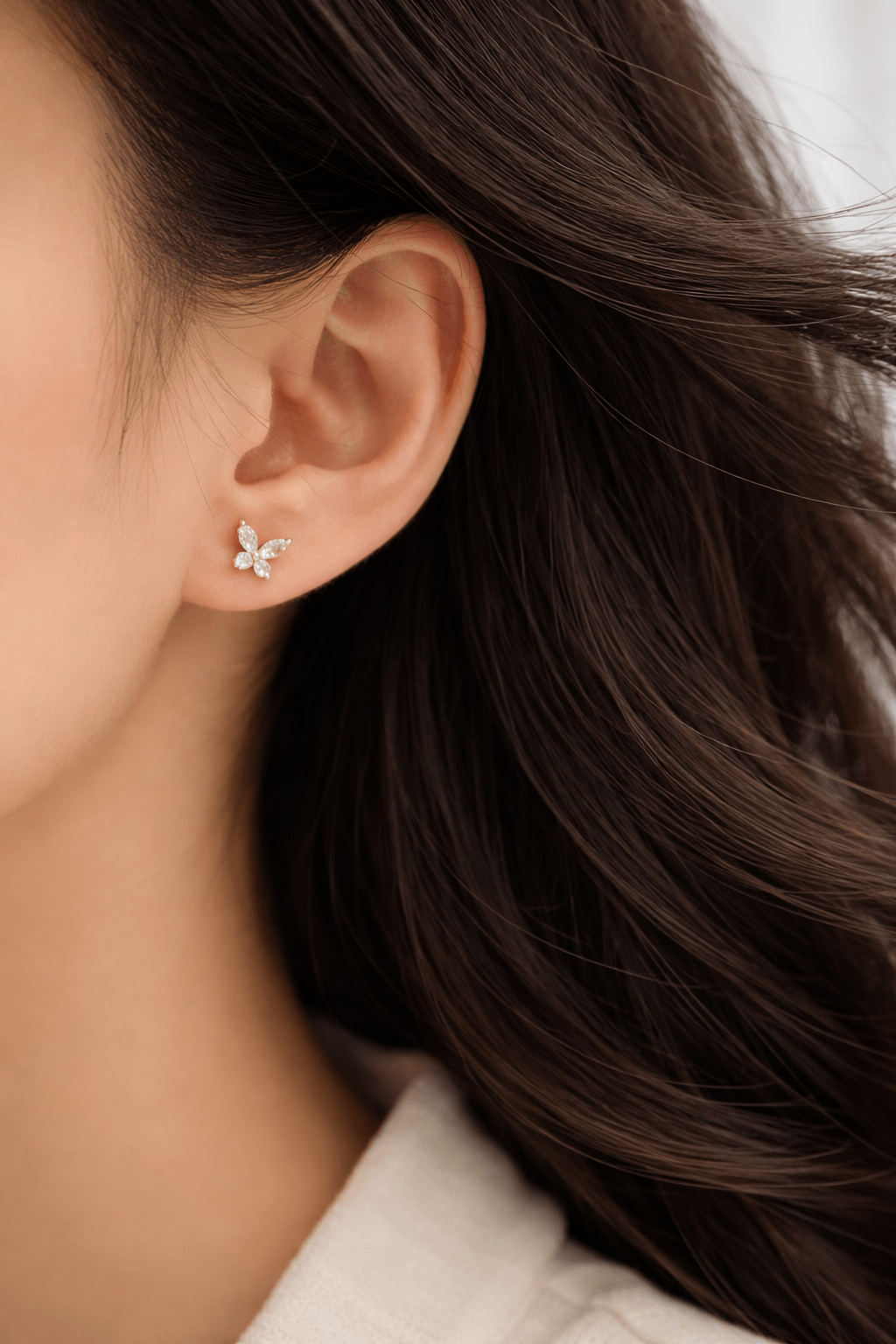 Boucles d’oreilles puces papillon dorées zircon transparent 1 cm