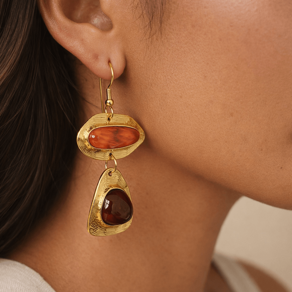 Boucles d’oreilles géométriques en résine dorée bordeaux et noir pendantes