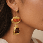 Boucles d’oreilles géométriques en résine dorée bordeaux et noir pendantes