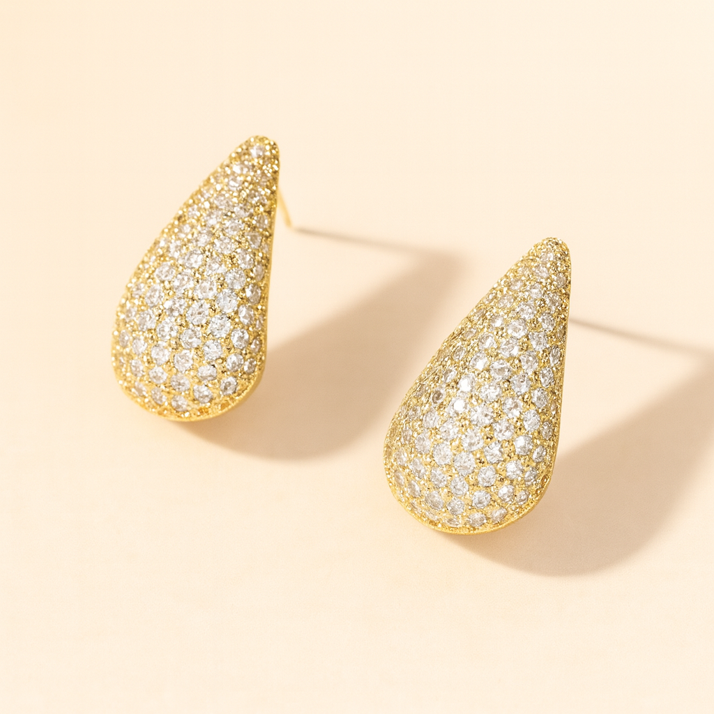 Détail pavage zircon scintillant sur boucle d’oreille forme goutte finition dorée