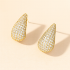 Détail pavage zircon scintillant sur boucle d’oreille forme goutte finition dorée