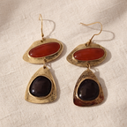 Détail finition dorée texturée avec cabochons résine bordeaux et noir