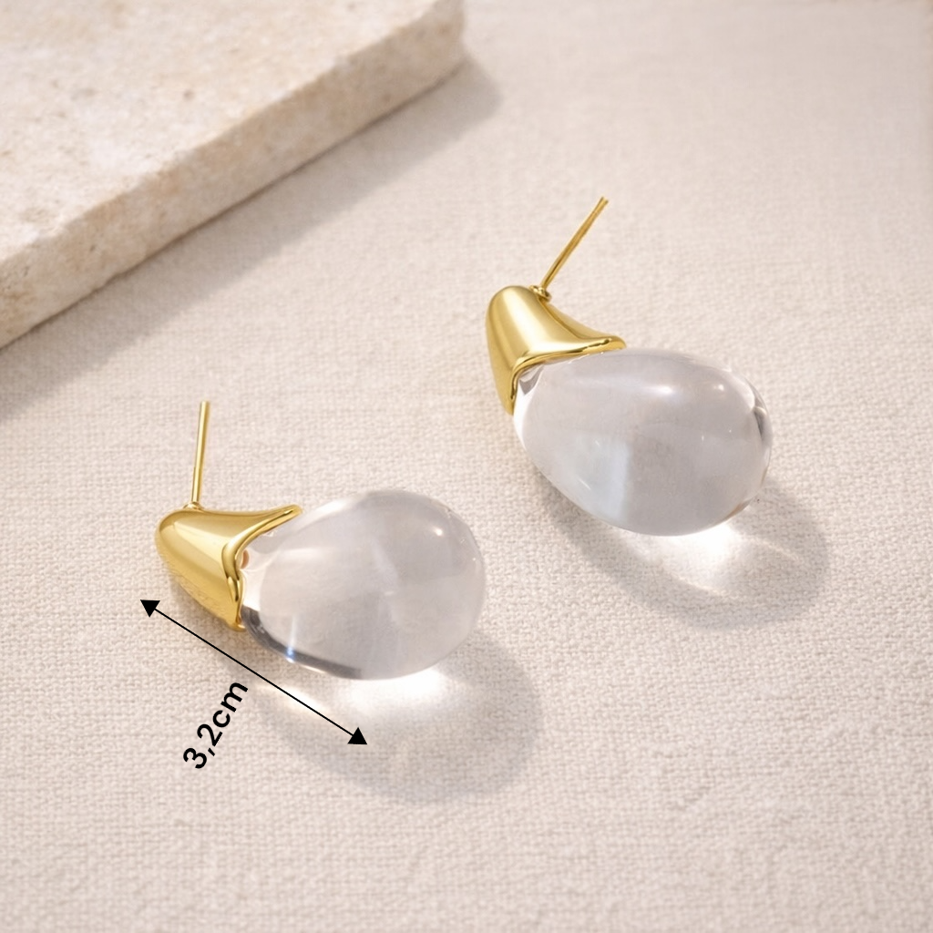 Boucles d'oreilles minimalistes chic portées par une femme pour une tenue élégante