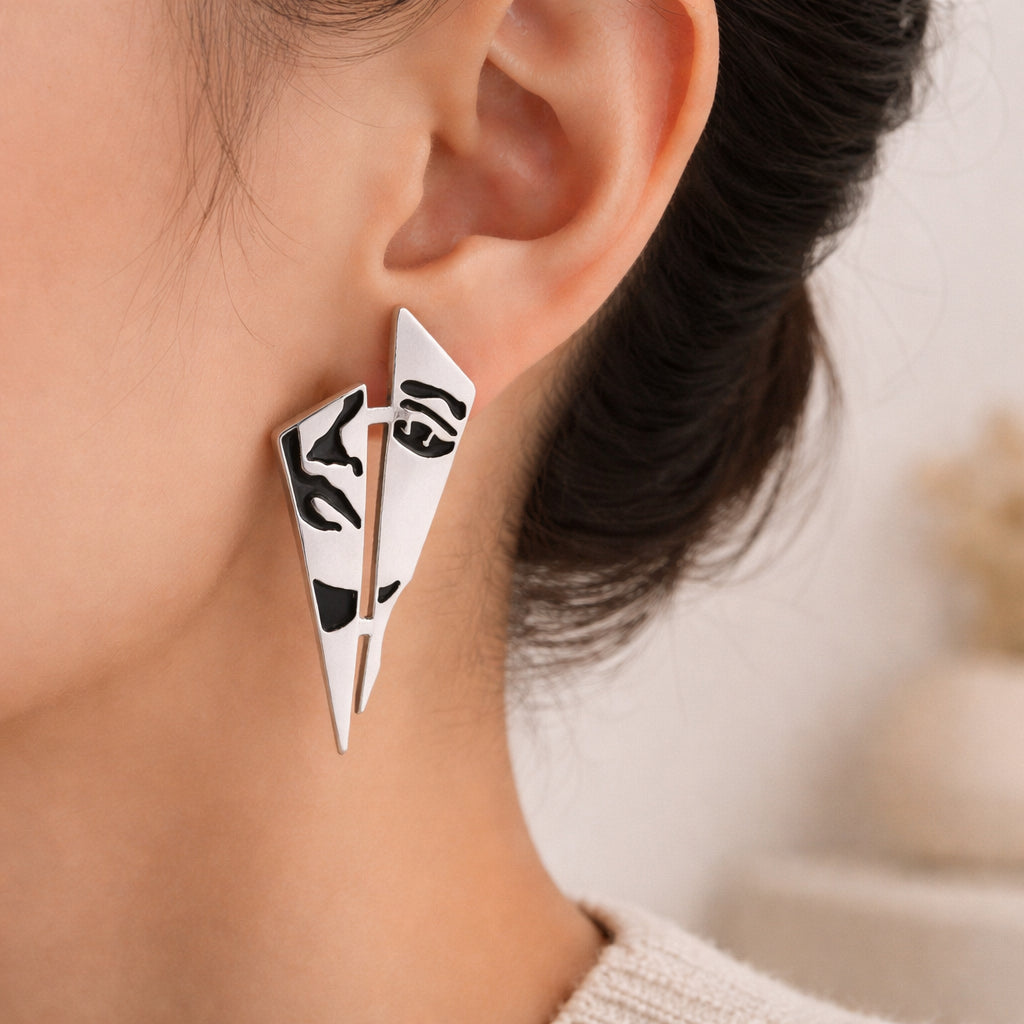 Boucles d’oreilles géométriques visage abstrait noir et blanc 4,5 cm