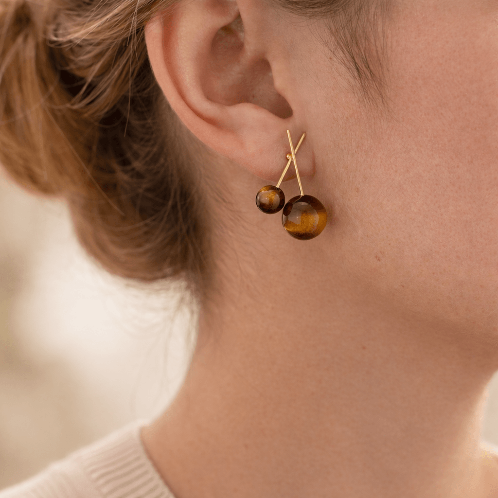 Boucles d’oreilles pendantes effet ambre dorées avec boules brillantes