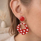 Boucles d’oreilles rouges à pois blancs pendantes en acrylique style rétro