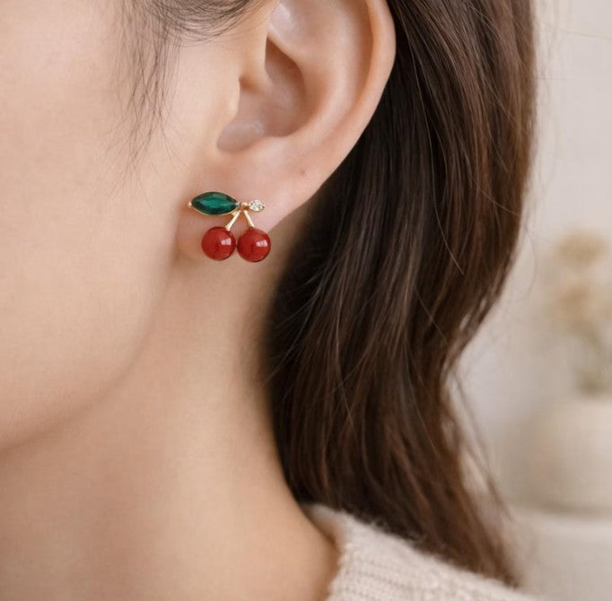 Boucles d’oreilles cerises rouges & feuille verte – Puces fantaisie dorées