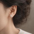 Boucles d’oreilles puces perles blanches dorées design floral avec zircon