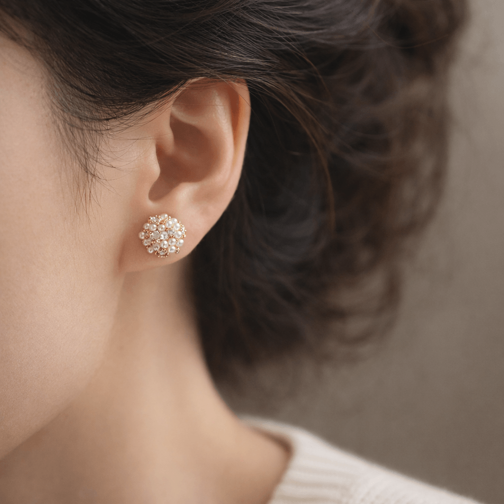 Boucles d’oreilles puces perles blanches dorées design floral avec zircon