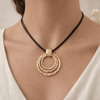 Collier cercles dorés femme cordon noir pendentif rond texturé