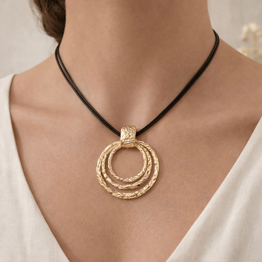 Collier cercles dorés femme cordon noir pendentif rond texturé