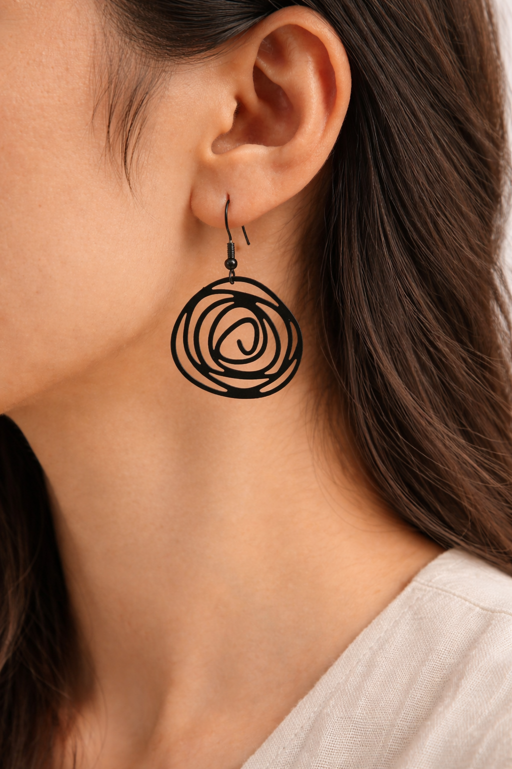Boucles d’oreilles spirale noires femme design graphique ajouré