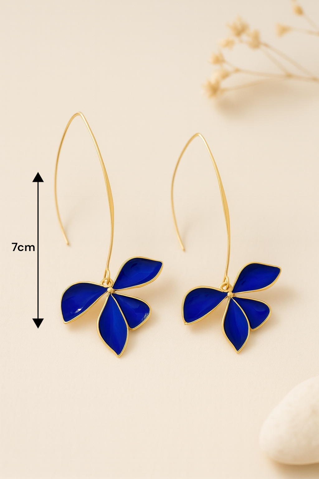Boucles d’oreilles pendantes fleur bleue pour femme avec tenue chic