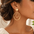 Boucles d’oreilles dorées pendantes martelées double anneau géométrique