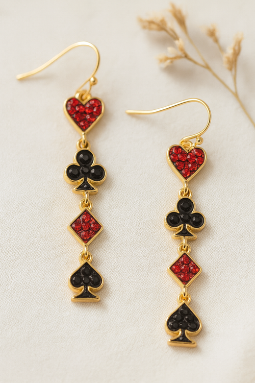Détail boucle d’oreille dorée avec cœur rouge scintillant trèfle noir carreau rouge pique noir