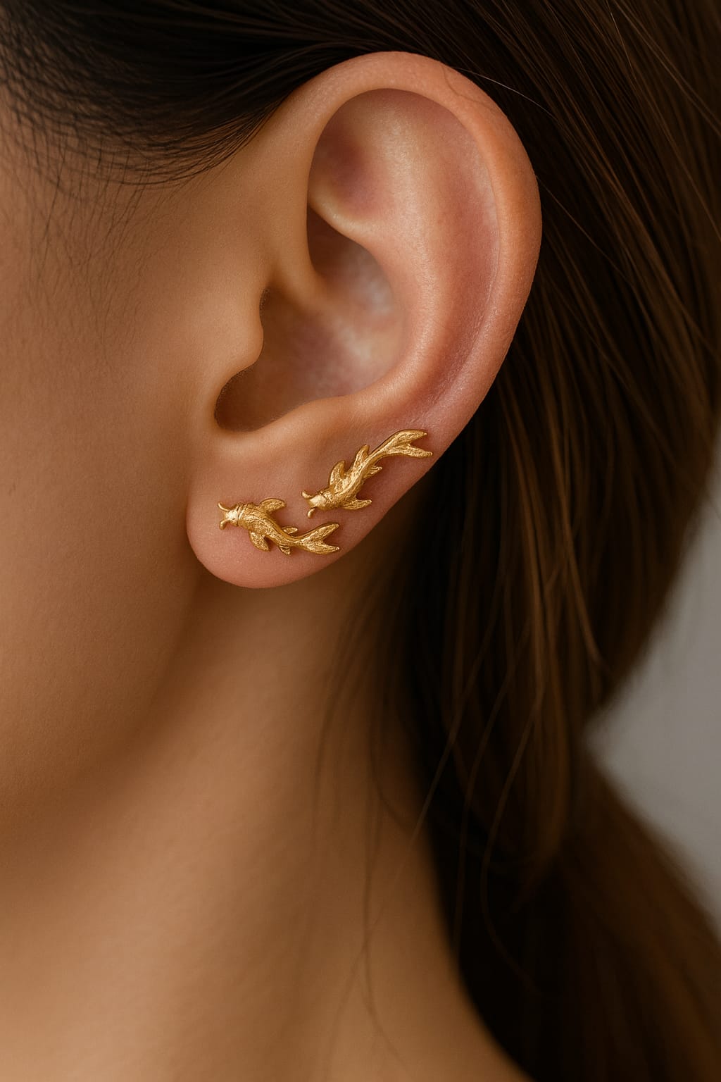Boucles d’oreilles poisson koi dorées clous minimalistes 1,6 x 0,4 cm