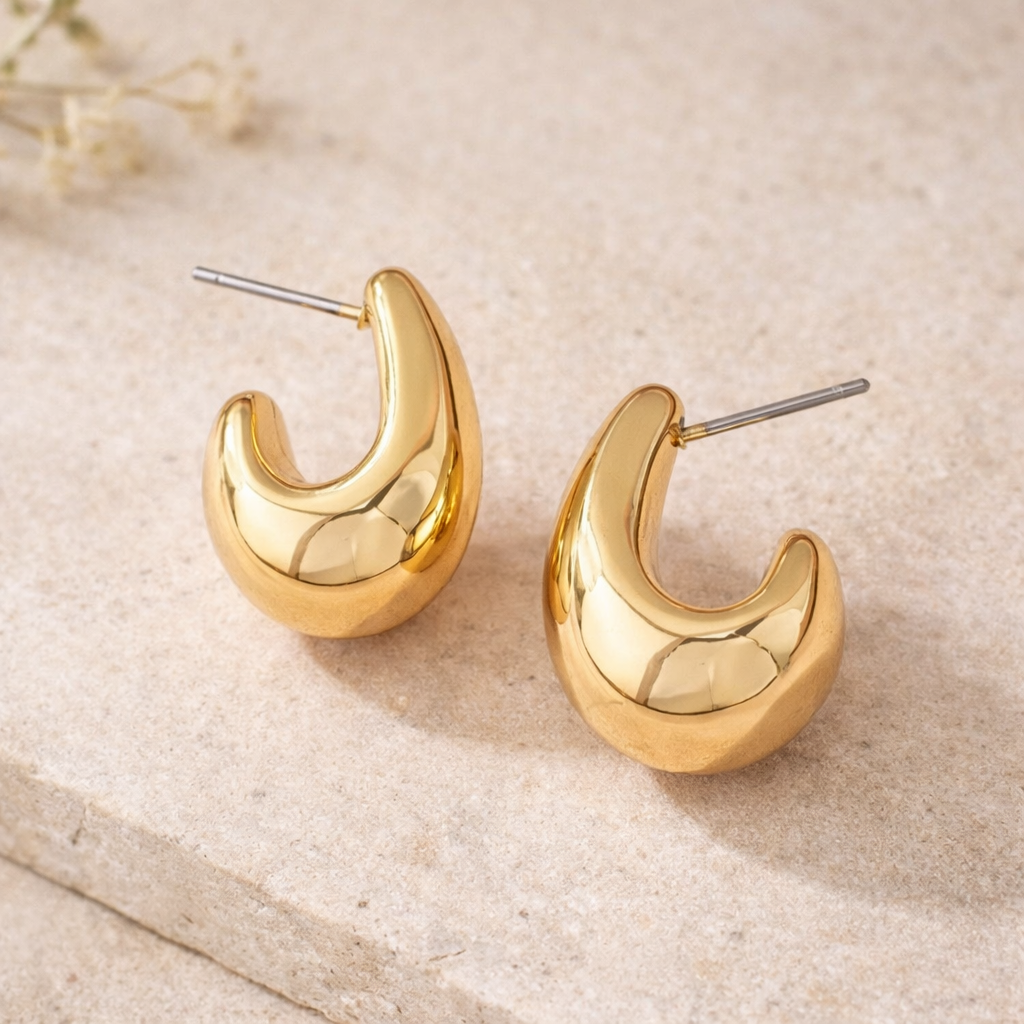 Boucles d’oreilles clous dorées minimalistes portées look chic quotidien
