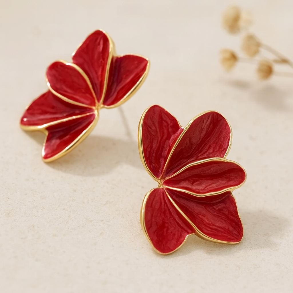 Détail des pétales émaillés brillants rouge profond et bordure dorée