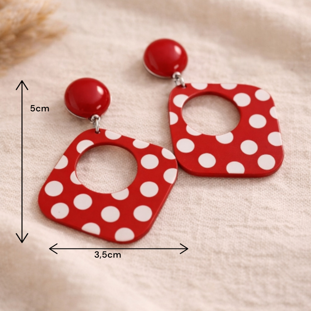 Boucles d’oreilles rétro chic portées, pendant rouge à pois blancs pour tenue vintage