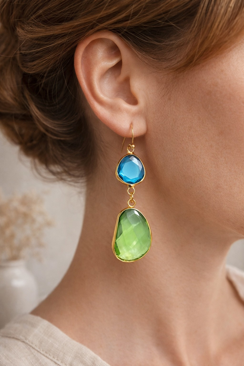 Boucles d'oreilles pendantes bleu vert avec pierres facettées et finition dorée