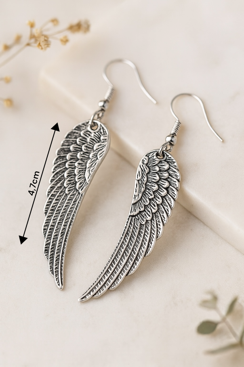 Boucles d’oreilles pendantes argentées aile d’ange à porter au quotidien ou en soirée