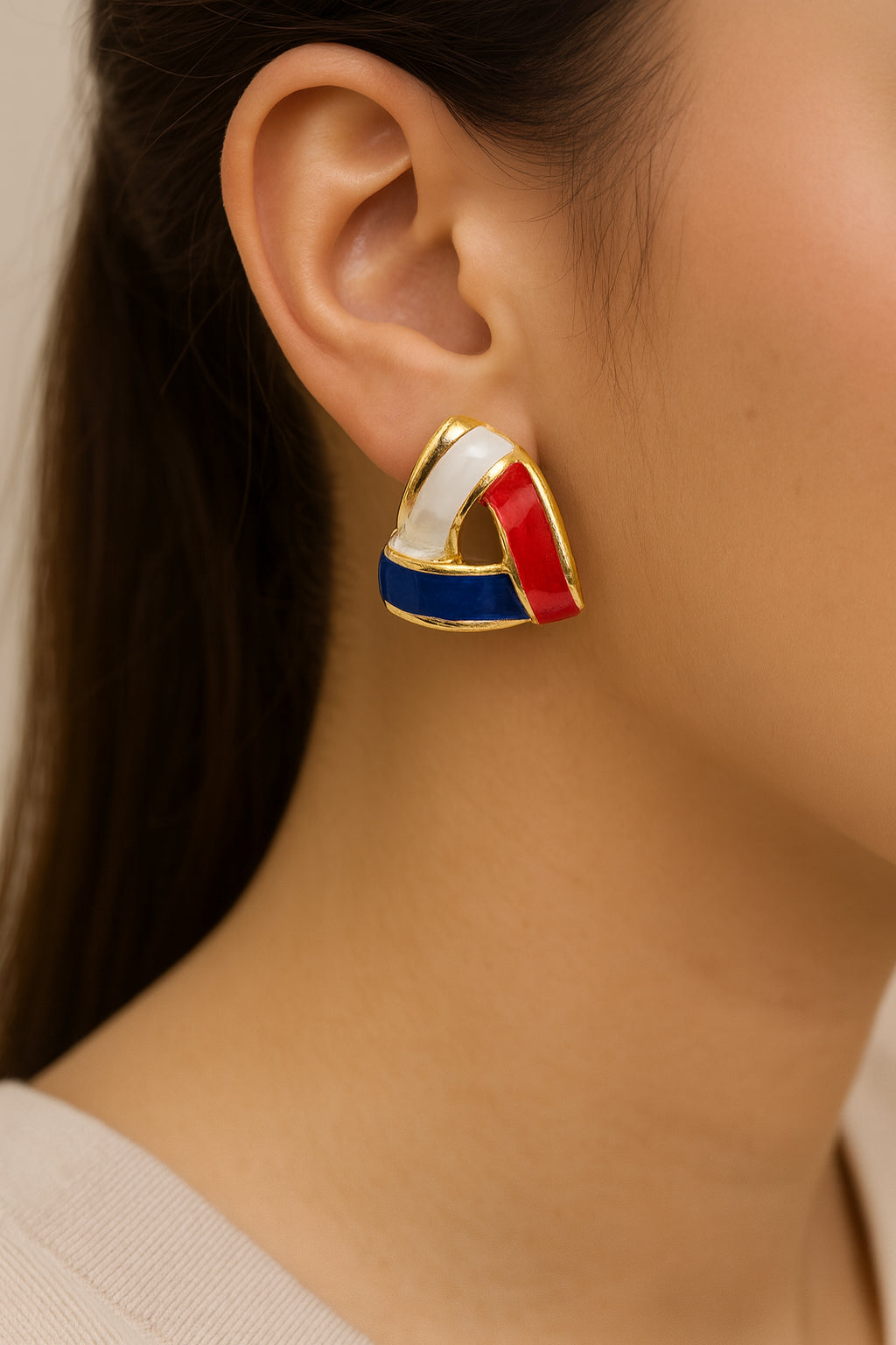 Boucles d'oreilles tricolores bleu blanc rouge en triangle doré portées à l’oreille