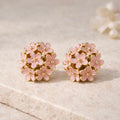 Boucles d’oreilles fleurs émaillées rose en clous ronds dorés 2,5 cm