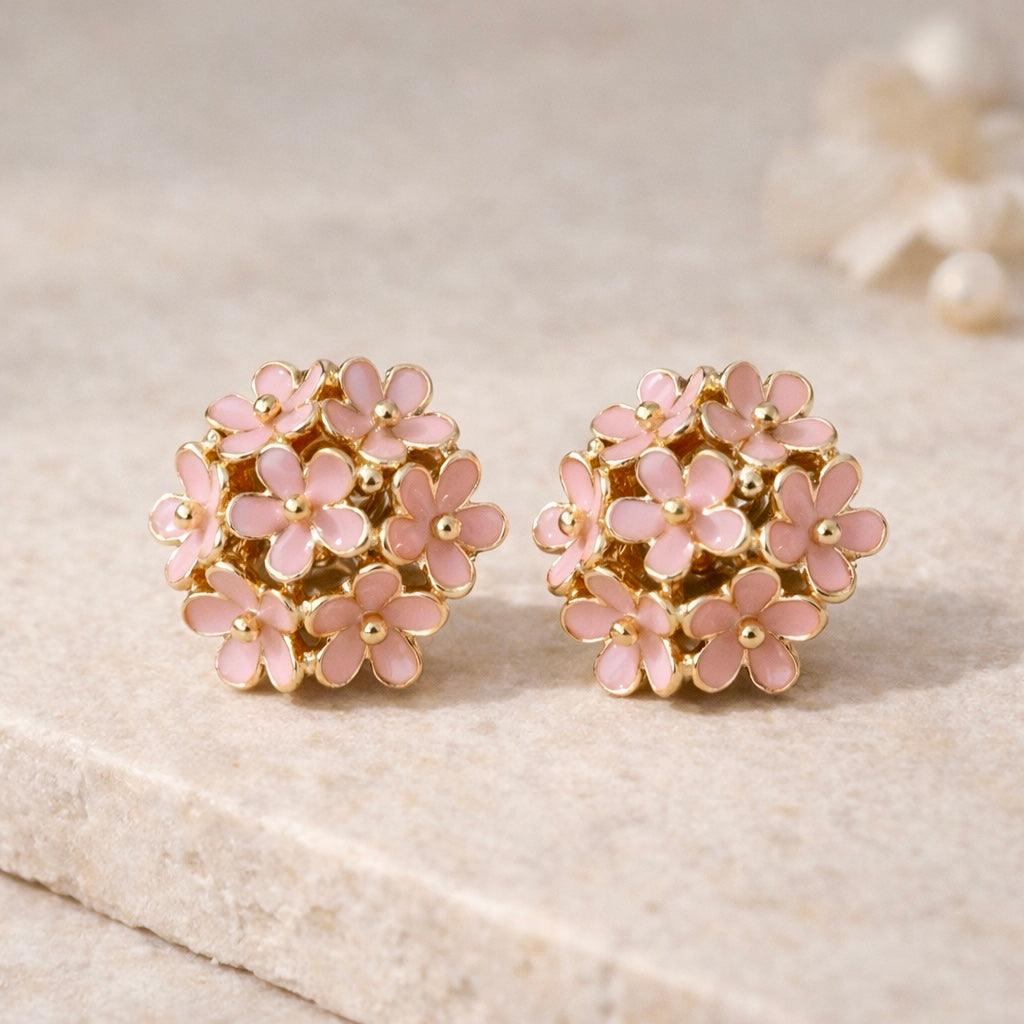 Boucles d’oreilles fleurs émaillées rose en clous ronds dorés 2,5 cm