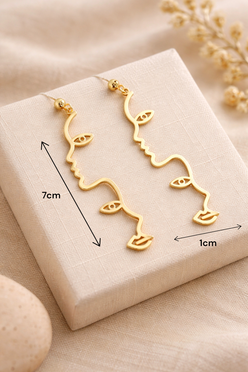 Boucles d’oreilles longues dorées line art femme pour tenue élégante ou soirée