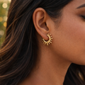Boucles d’oreilles soleil dorées femme créoles rayonnantes design ajouré