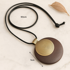 Collier long cordon noir porté avec tenue sobre pour look ethnique moderne
