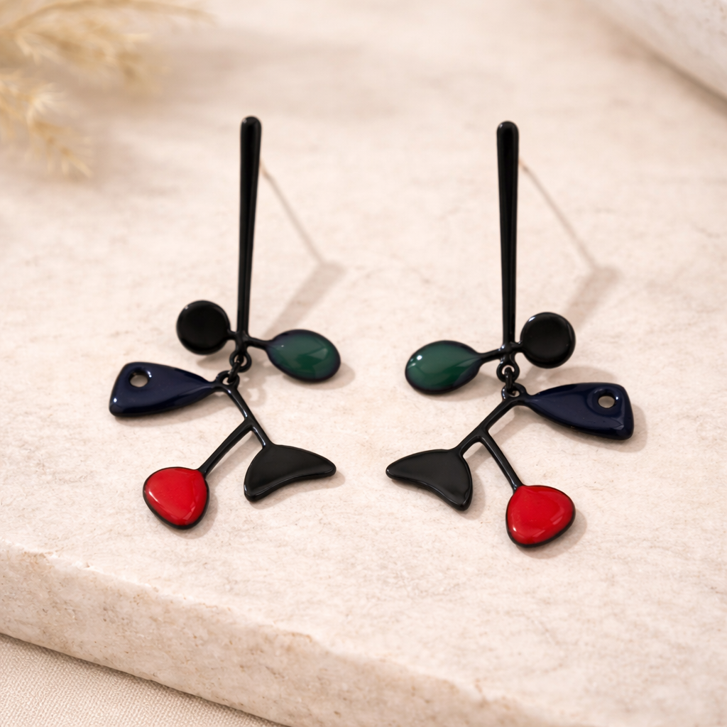 Détail des boucles pendantes graphiques avec formes organiques et finition noire