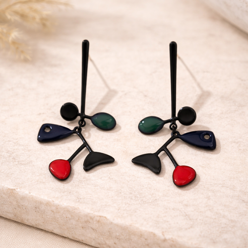 Détail des boucles pendantes graphiques avec formes organiques et finition noire