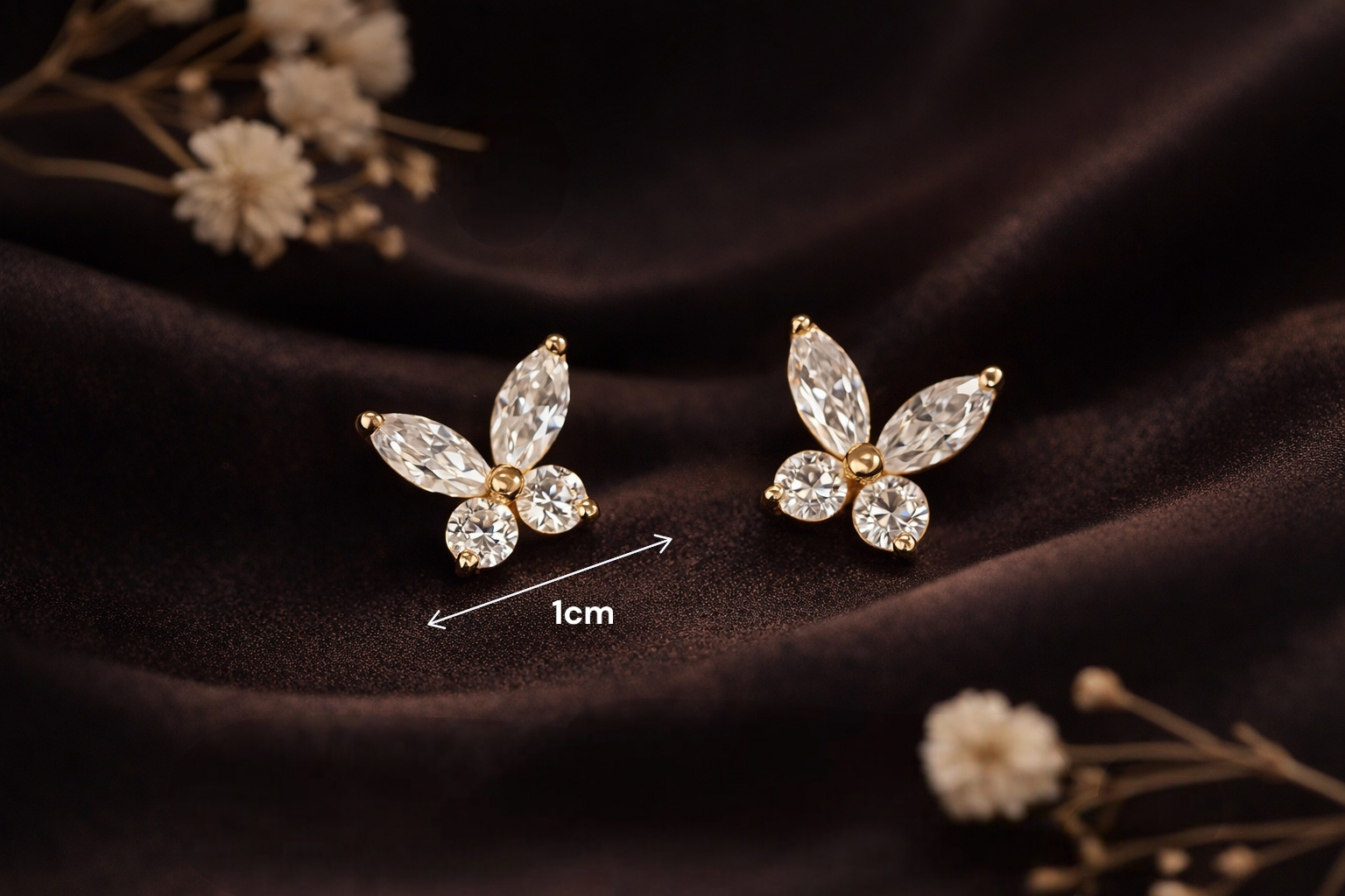 Puces d’oreilles papillon dorées portées au quotidien pour un look chic et discret