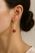 Boucles d’oreilles pendantes rose rouge dorées avec tige et feuilles