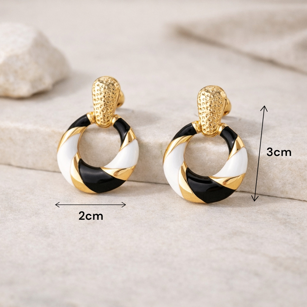 Boucles d’oreilles rondes chic portées avec une tenue élégante de soirée