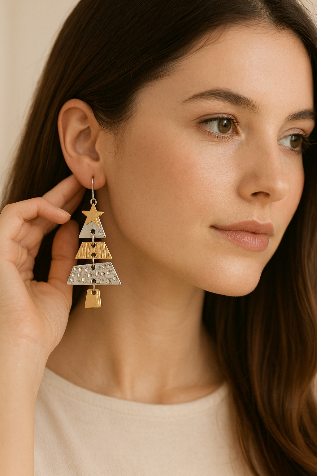 Boucles d’oreilles sapin de Noël strass pendantes bicolores or argent portées