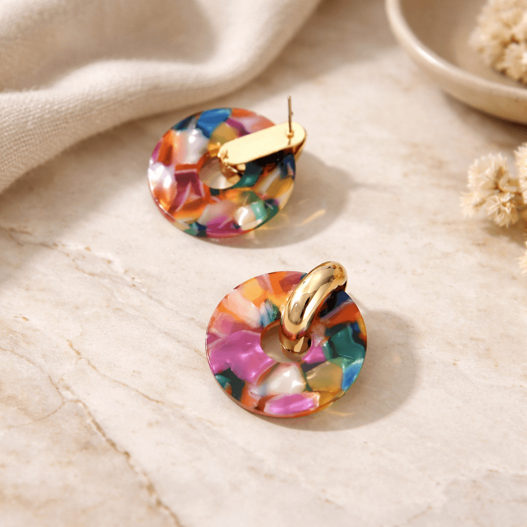 Détail motif effet écaille multicolore sur boucles rondes ajourées en résine