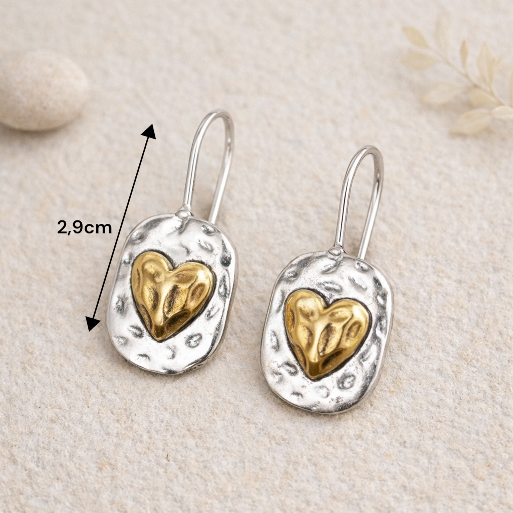 Boucles d’oreilles pendantes cœur bicolores pour femme en tenue chic