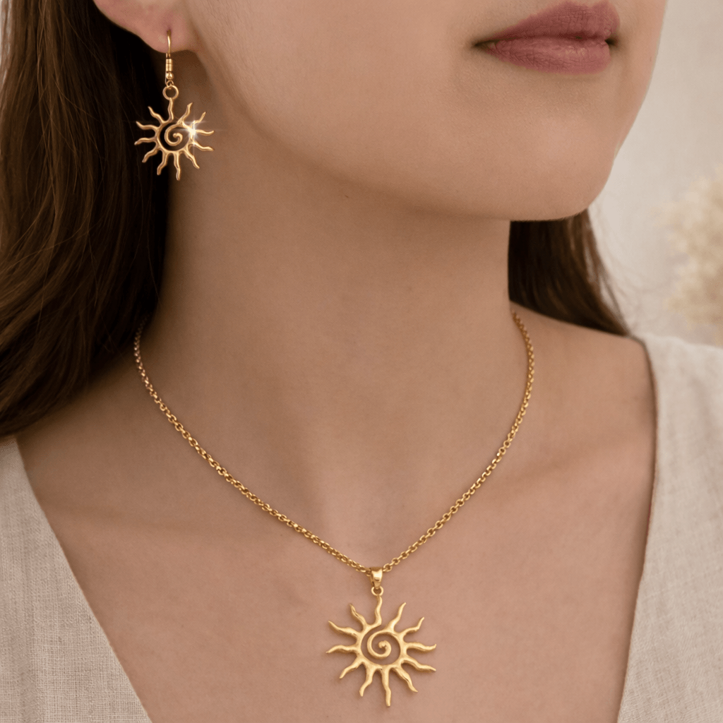 Parure bijoux soleil dorée femme avec collier pendentif solaire et boucles assorties