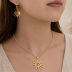 Parure bijoux soleil dorée femme avec collier pendentif solaire et boucles assorties