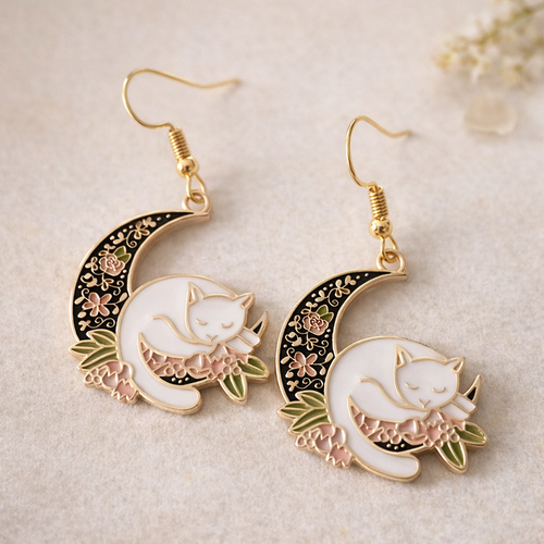 Détail des boucles pendantes chat endormi sur croissant de lune fleuri émaillé