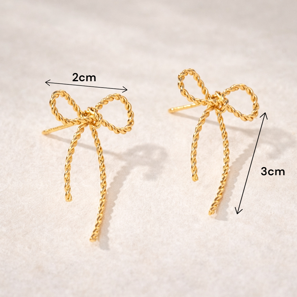 Boucles d’oreilles nœud doré portées, style chic moderne pour tenue élégante