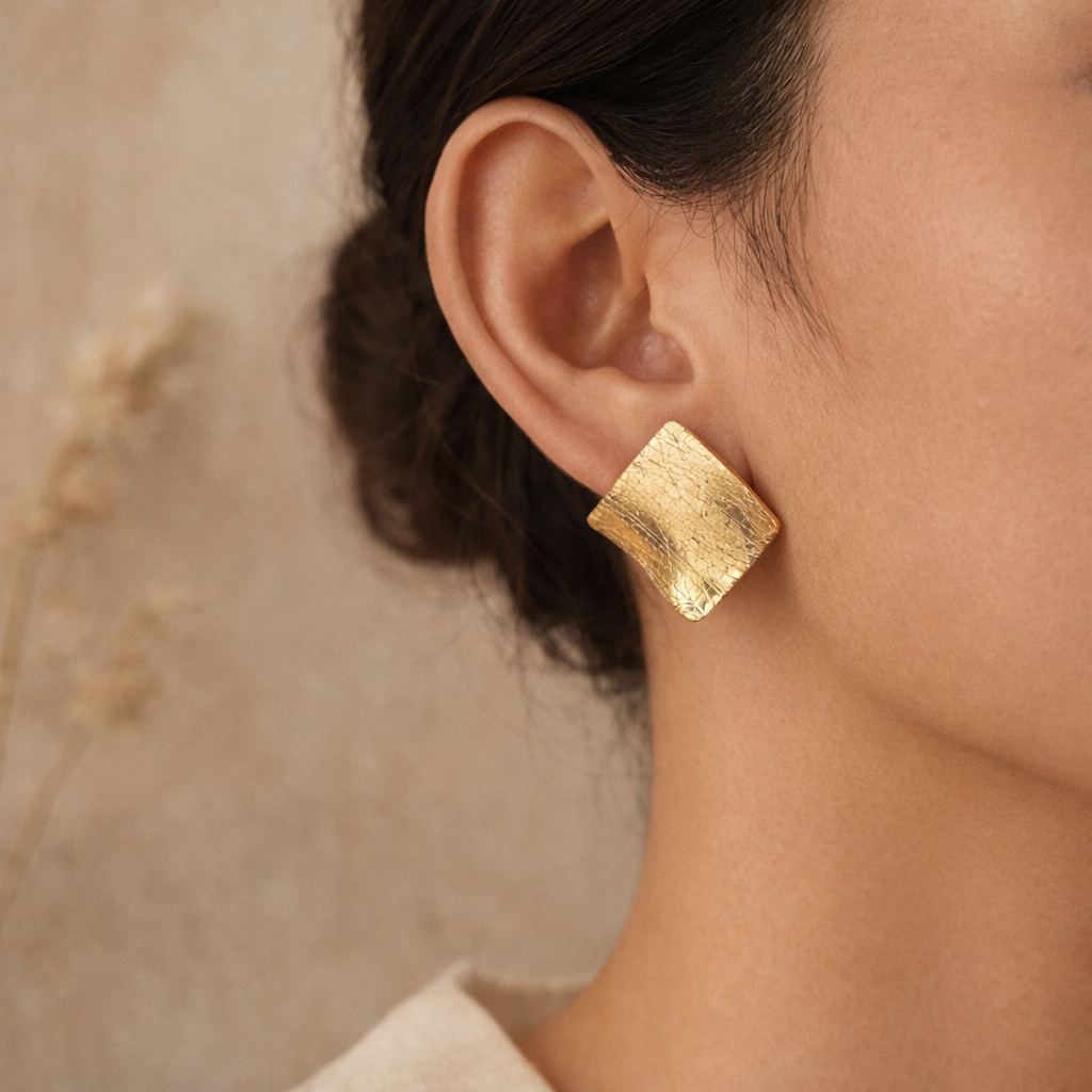 Boucles d’oreilles carrées dorées femme texture craquelée 3 cm