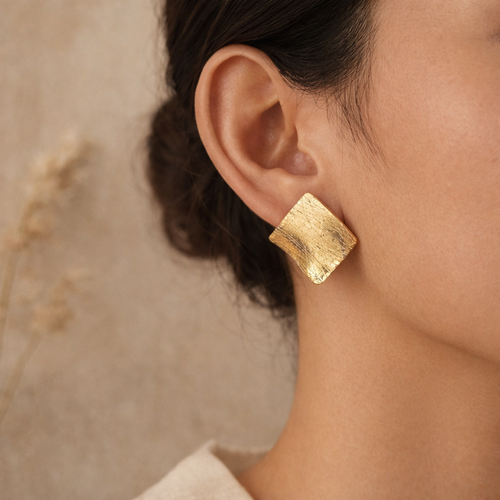 Boucles d’oreilles carrées dorées femme texture craquelée 3 cm