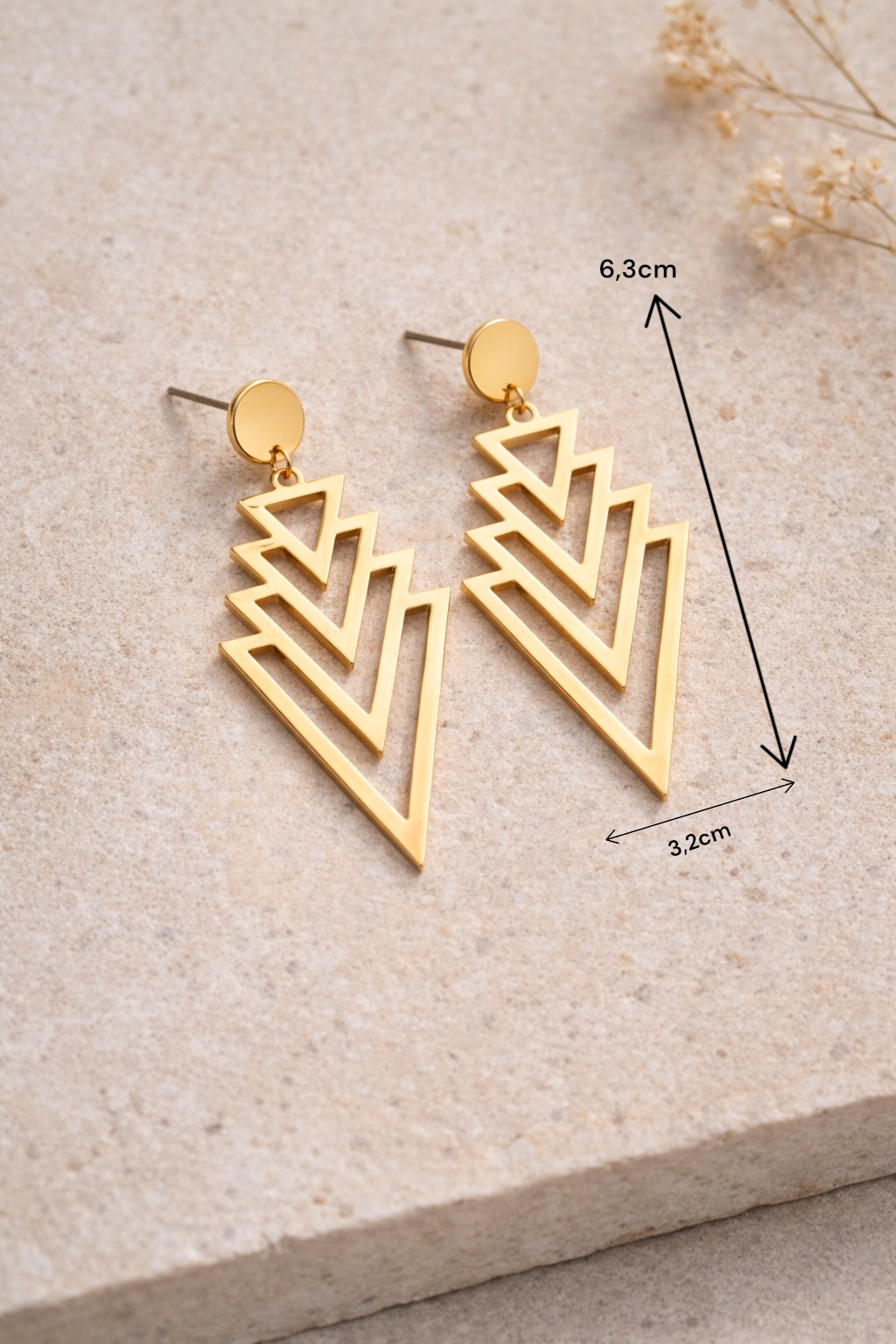 Boucles d’oreilles pendantes dorées portées sur femme style chic moderne