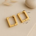 Boucles d’oreilles carrées minimalistes portées par une femme look chic quotidien