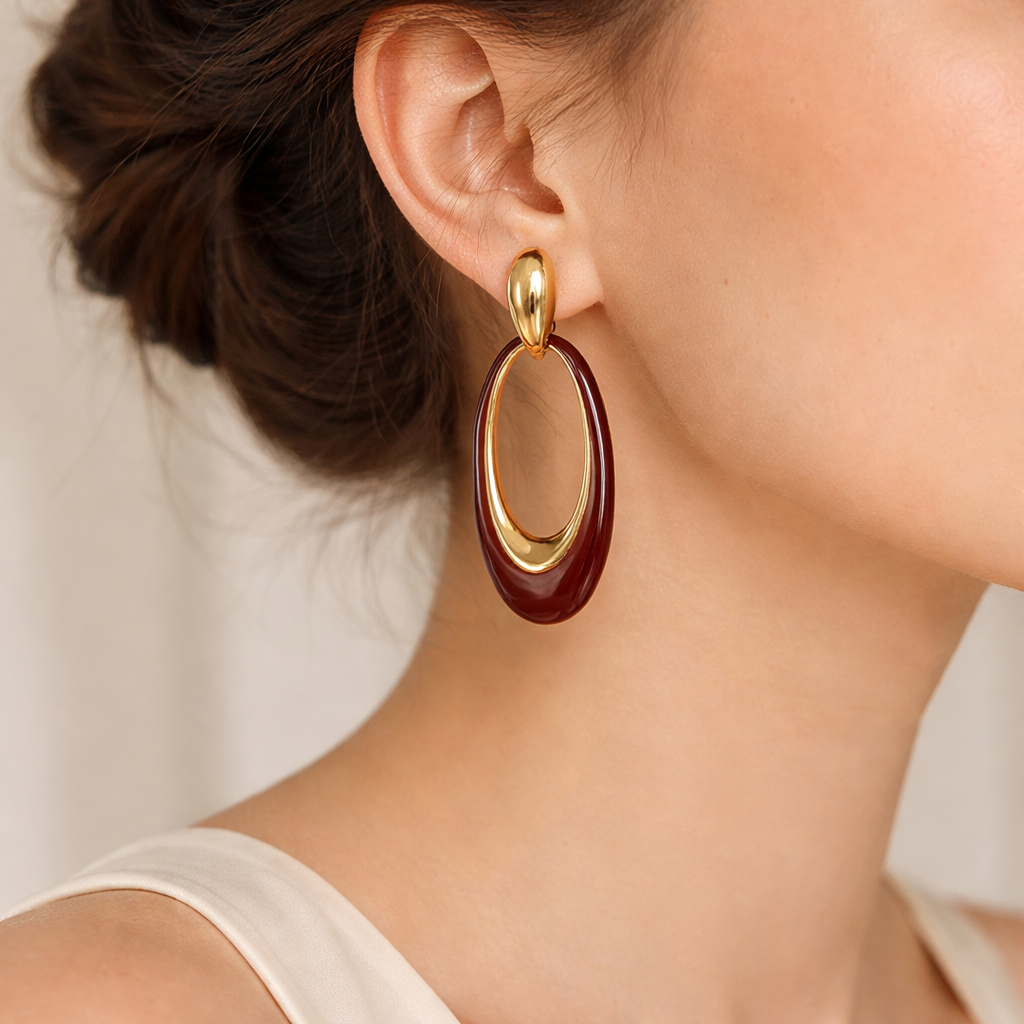 Detail boucle d oreille ovale rouge cramoisi finition doree brillante