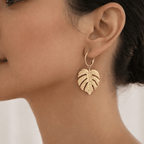 Boucles d'oreilles créoles feuille dorée portées, pendentif feuille tropicale texturée